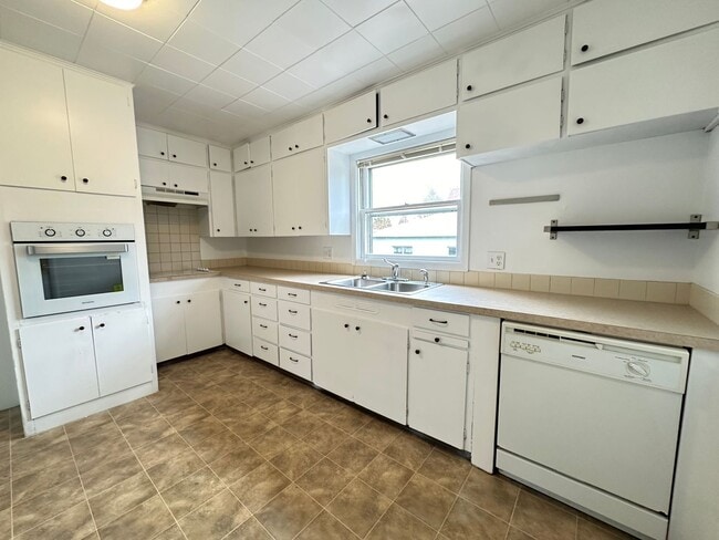 Building Photo - Charming 3 Bedroom, 2 Bath Home in Sellwoo...