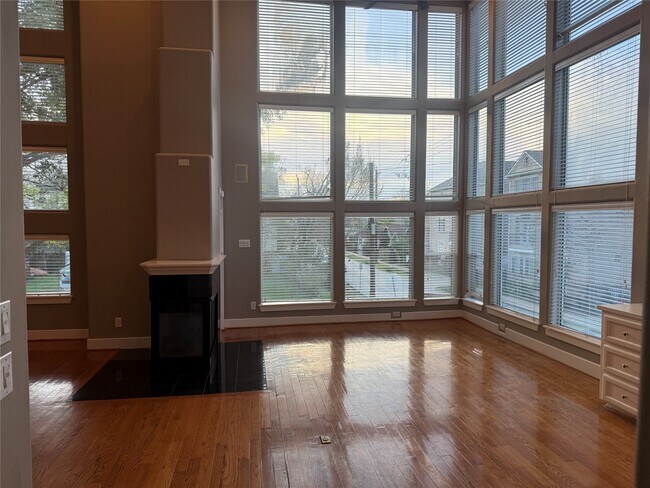 Building Photo - 332 Asbury St