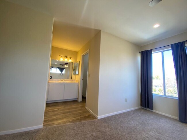 Building Photo - Spacious 3 Bed/2 Bath Duplex~ PG&E & Water...