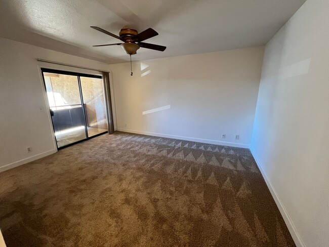 Building Photo - Great location close to shopping and trans...