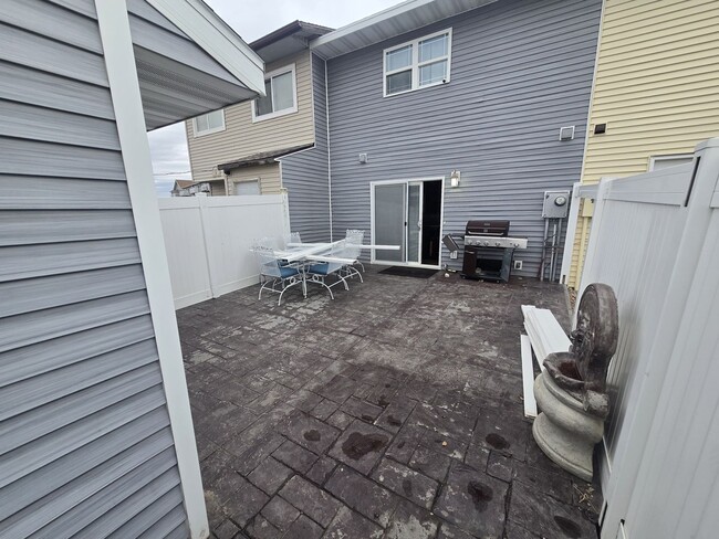 Building Photo - Townhome available NOW!