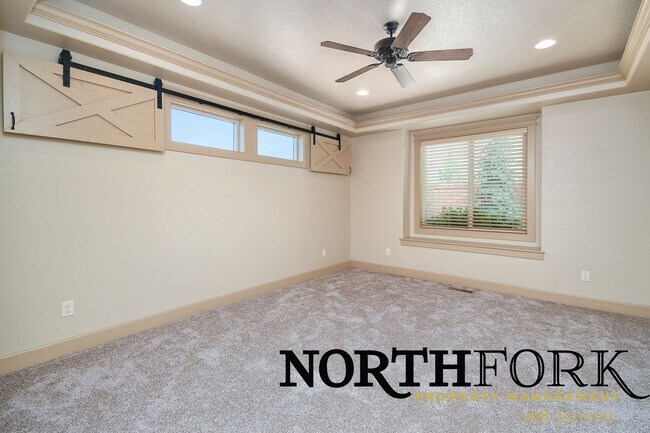 Building Photo - Desirable Star Home Coupled with Convenience