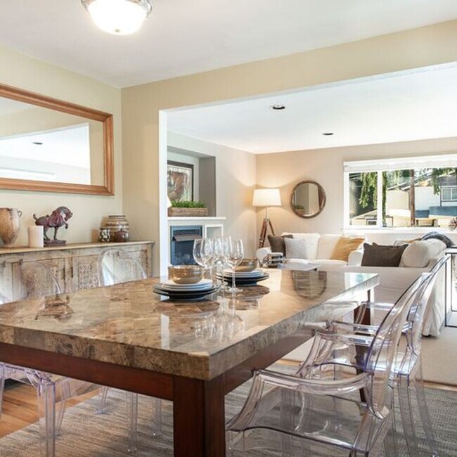 Building Photo - Charming Rambler in North Seattle!
