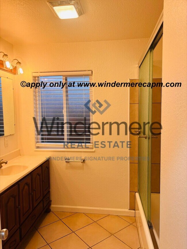 Building Photo - Charming 3 Bedroom Home with Bonus Room & ...