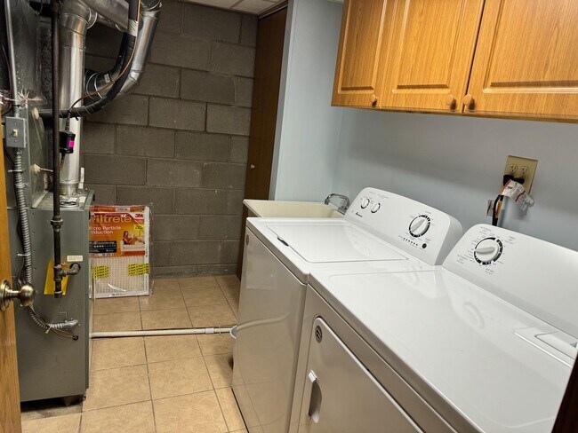 Building Photo - Beautiful 3 bedroom townhome in Maplewood.