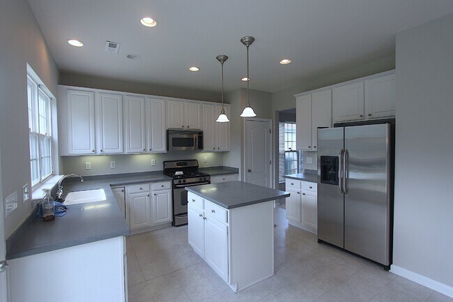 Building Photo - Well maintained 4 bedroom home with a golf course view!