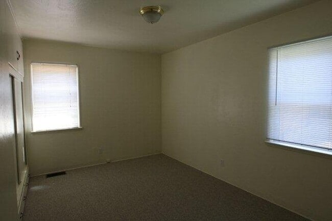 Building Photo - DEPOSIT PENDING 4 Bedroom 2 Bathroom House in Quiet Neighborhood