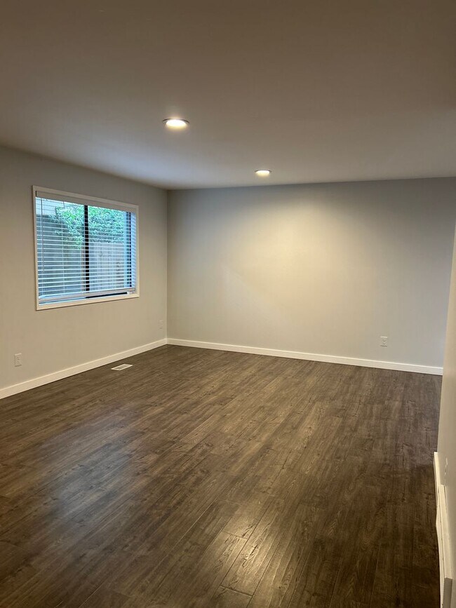 Building Photo - Houk Duplex