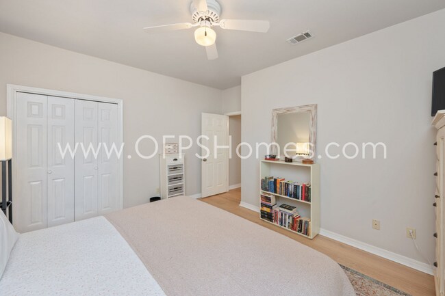 Building Photo - 3/2 in Destin!! AVAILABLE JULY 1