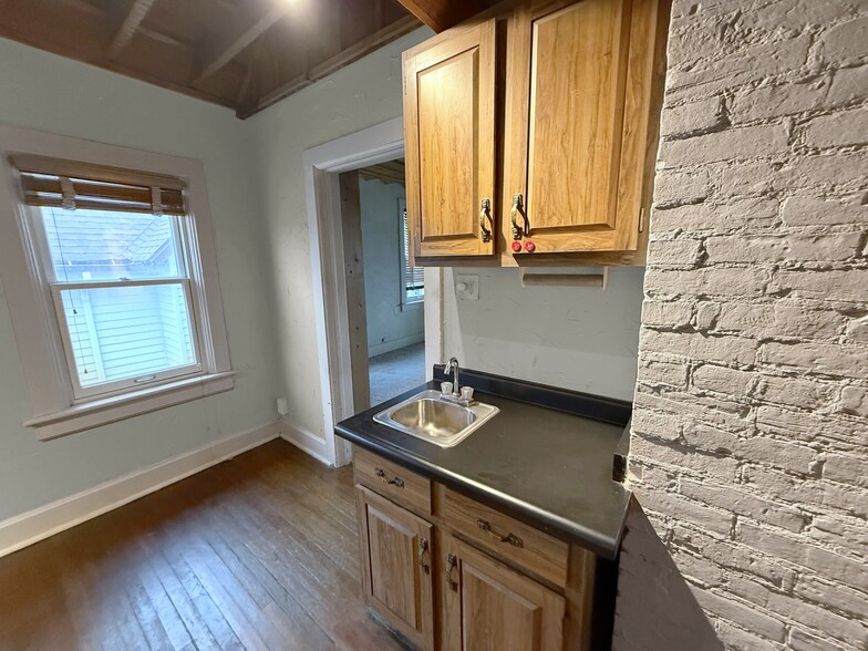 Kitchen bar sink - 528 E Glover Ave