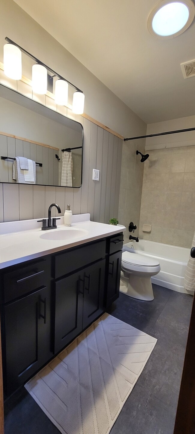 Building Photo - 2724 Stanley St