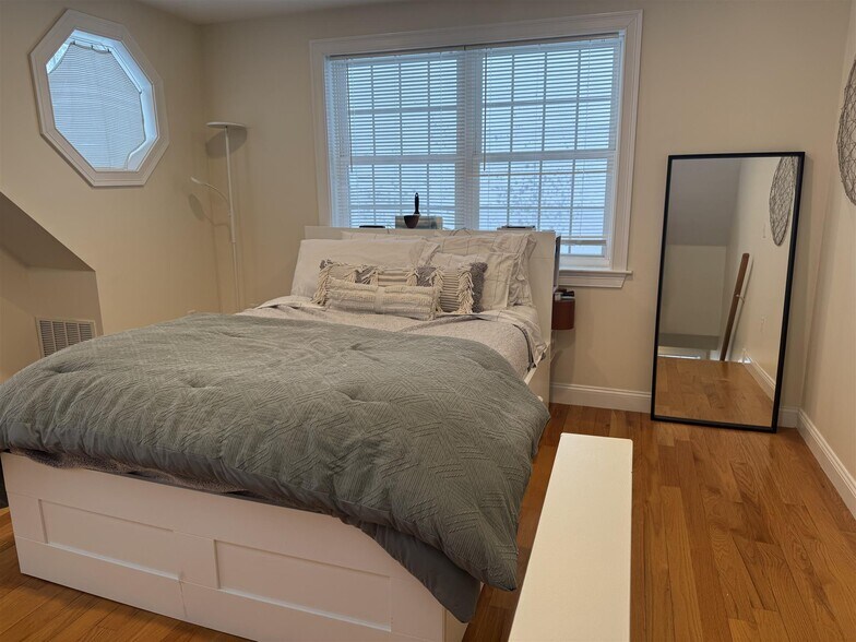 Building Photo - 11 Winthrop Ct