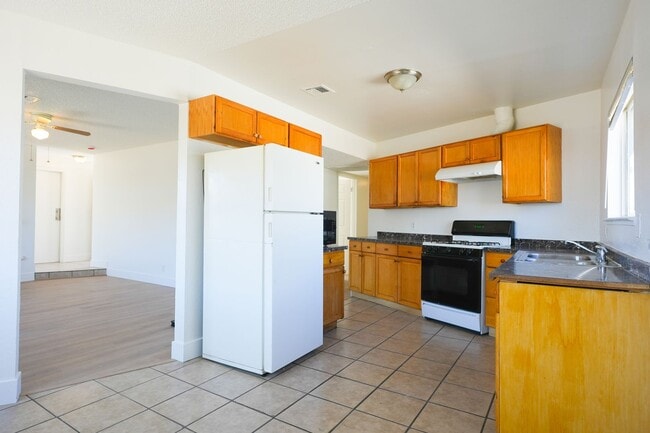 Building Photo - Updated 4 Bedroom / 2 Bathroom Home in Las Vegas