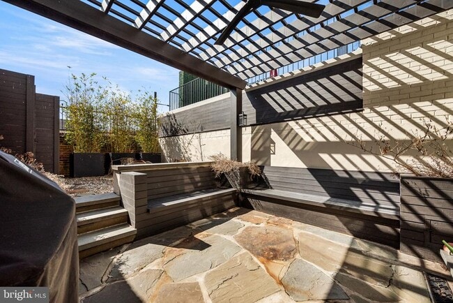 Building Photo - 438 Spruce St