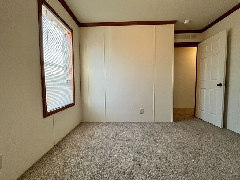 Building Photo - 1432 Iowa Dr