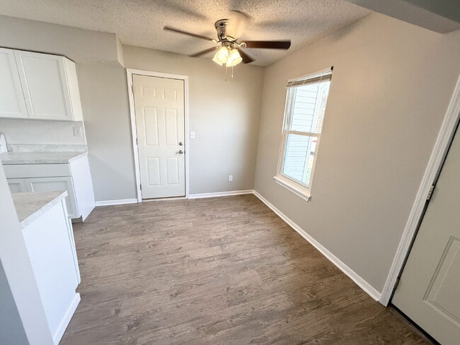 Building Photo - 2 Bedroom/1 Bath Unit w/ An Attached Garage *READY NOW*