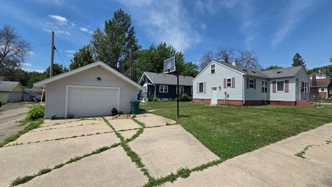 Building Photo - 2bed 1 bath home with detached garage