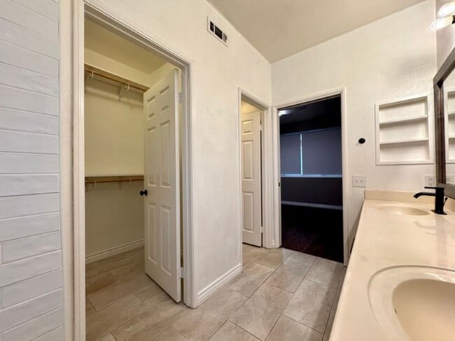 Building Photo - Bright and Open 3 Bedroom Home in Murrieta...