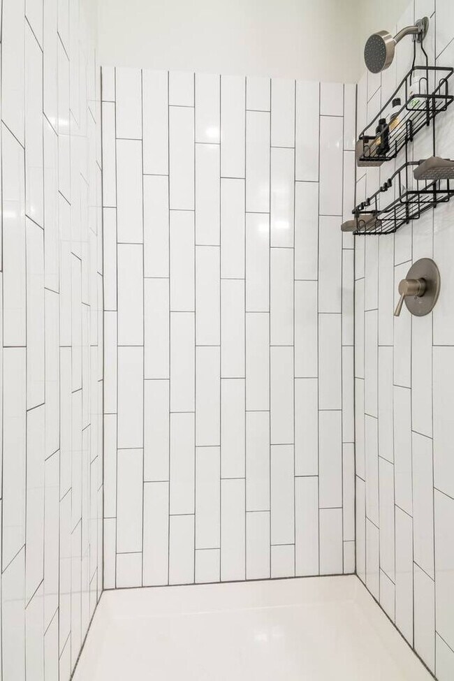 Building Photo - 701 Richmond Ave.