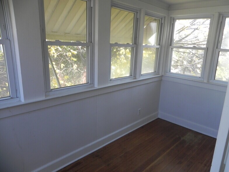 Building Photo - 186 Grasmere Ave