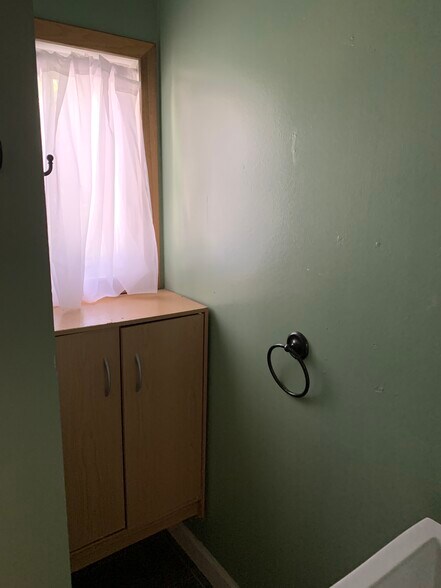 Bathroom - 818 N 7th Ave E