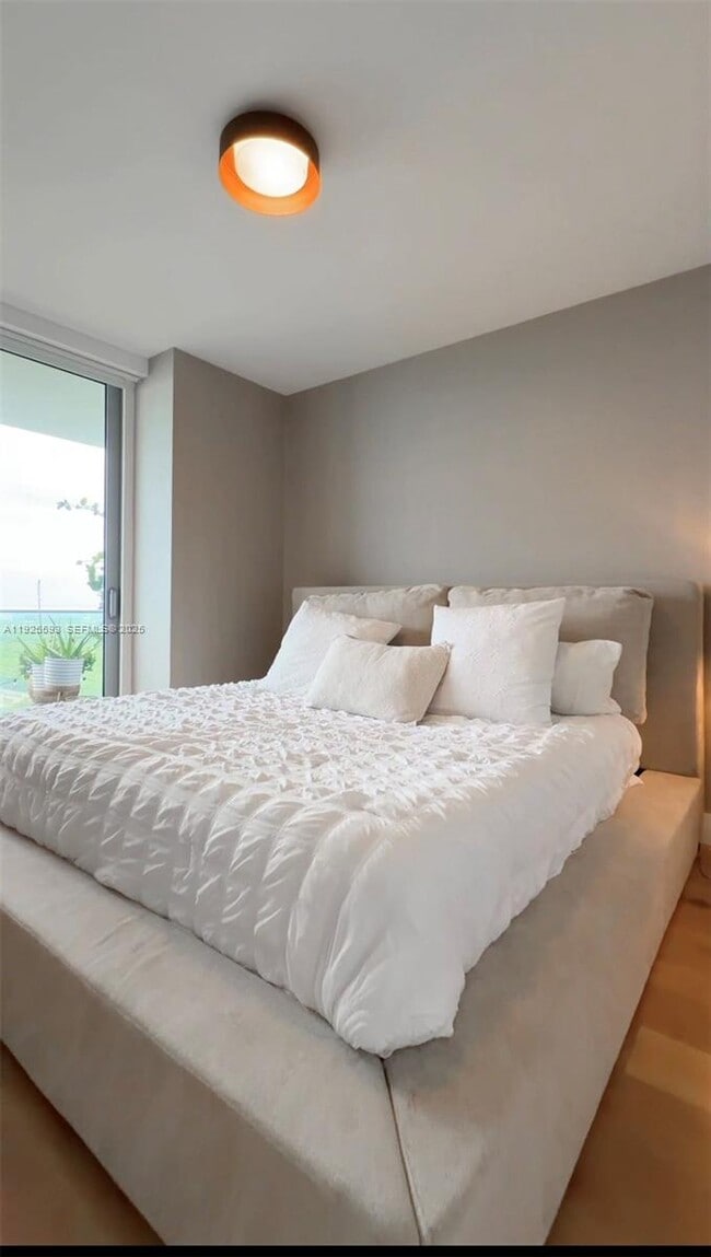 Building Photo - 16385 Biscayne Blvd