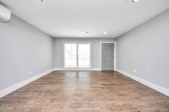 Building Photo - 5738 Kenilwood Dr
