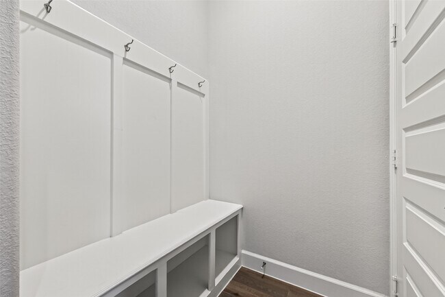 Building Photo - 302 Sky Top Dr