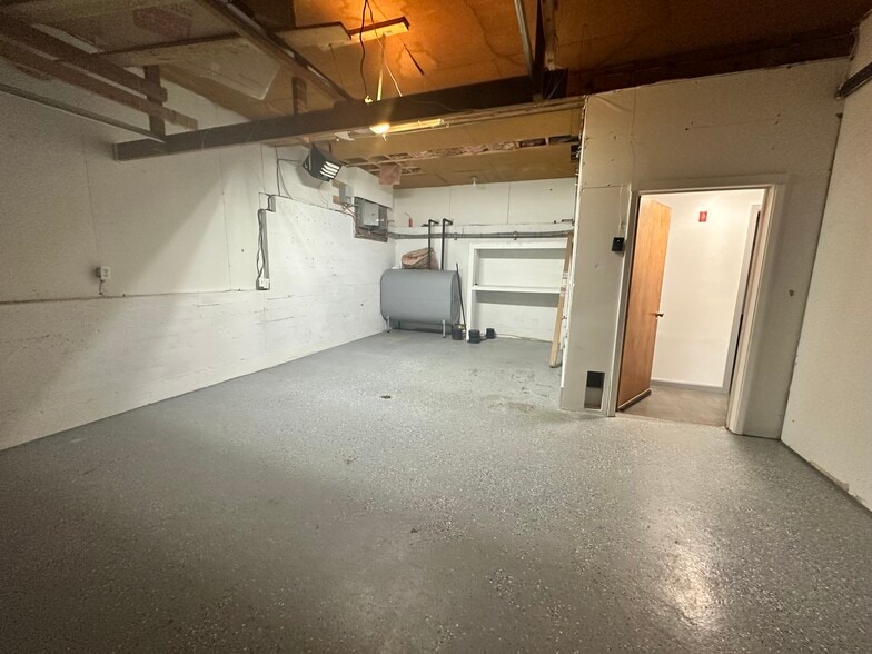 Attached Garage - 142 Bunker Hill Cir