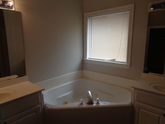 Building Photo - 410 Abbey Woods
