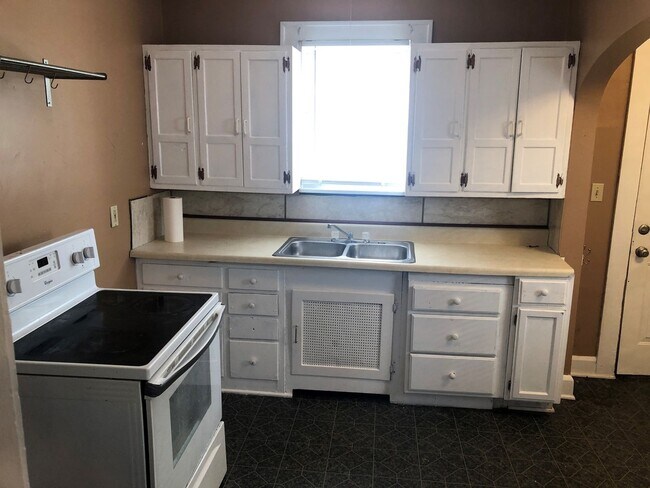 Building Photo - 916 16th St NW