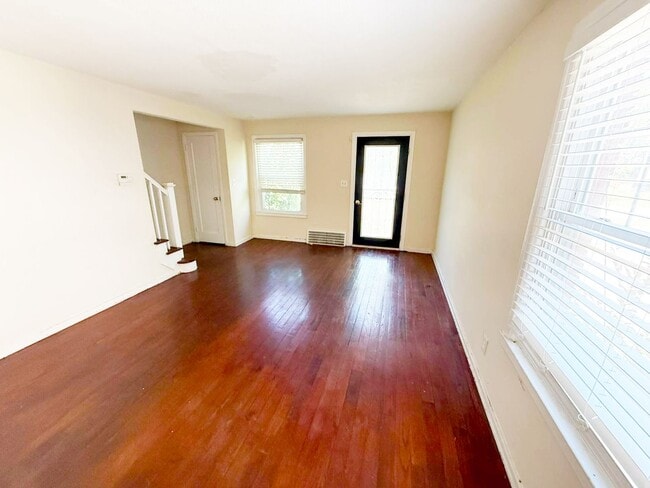 Building Photo - 2 BED 1 BATH BEAUTIFUL SINGLE FAMILY HOME