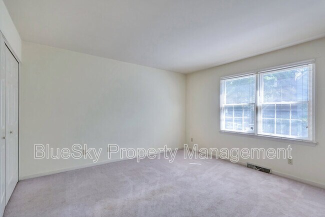 Building Photo - 1012 Huntwood Ln