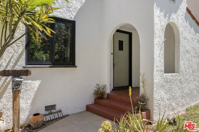 Building Photo - 11269 La Maida St