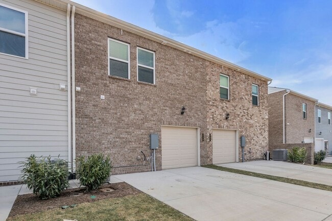 Building Photo - Brand New Townhome