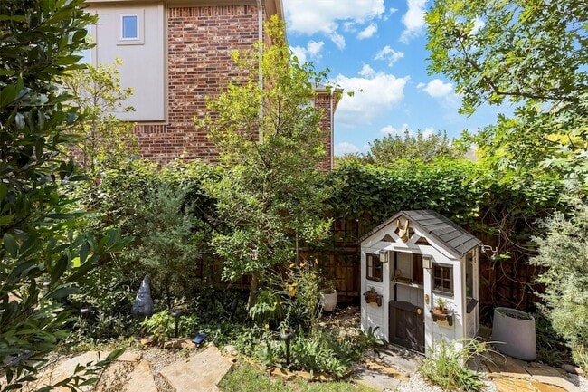 Building Photo - 4520 Del Rey Ave