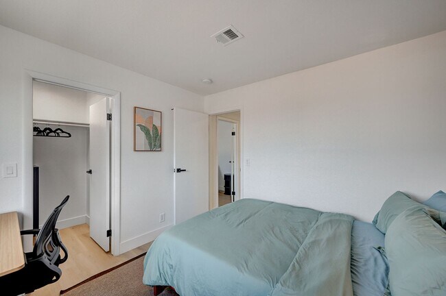 Building Photo - Furnished 4 bedroom home in the Lakes!