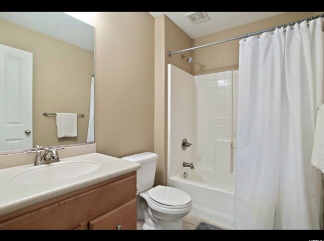 Building Photo - Beautiful 4 Bedroom 3 Bathroom Home in Lehi!