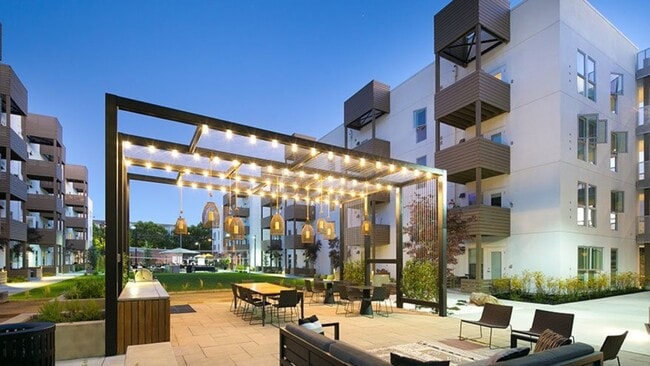 Building Photo - 868 S 5th St