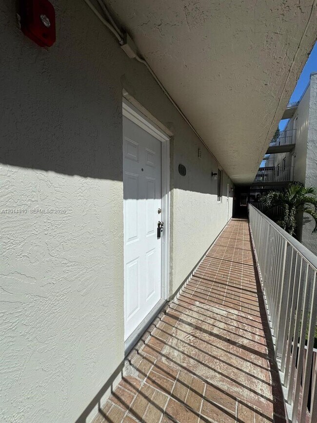Building Photo - 10090 NW 80th Ct