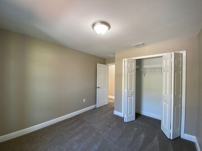 Building Photo - Desirable SW Ocala Neighborhood 4/2/2 *WON'T LAST*