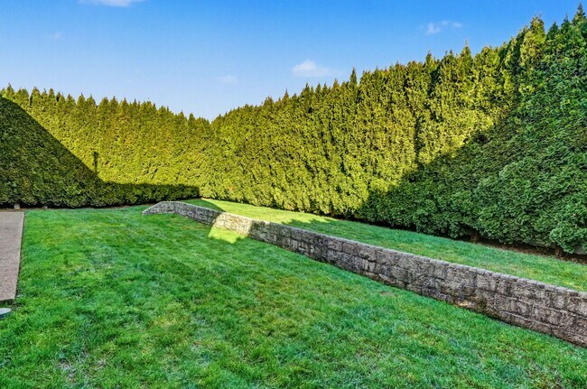 Building Photo - Two-Story 3 bed, 2.5 bath Home in East Salem with Large Bonus Room!