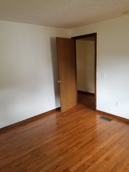 First floor bedroom - 55 Castleford Rd