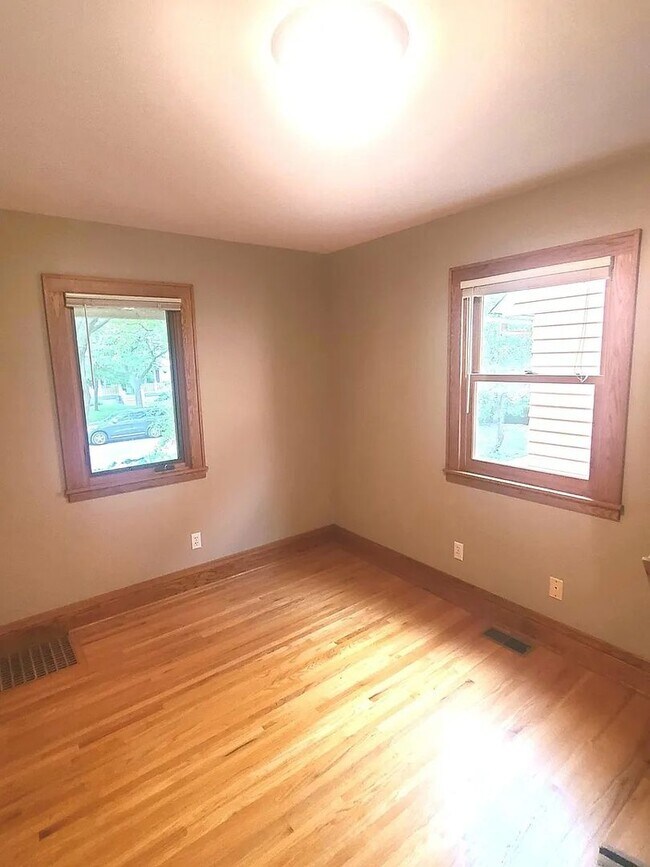 Building Photo - Great Southwest Minneapolis 3br/2ba Home - Avail June 1 for long term lease