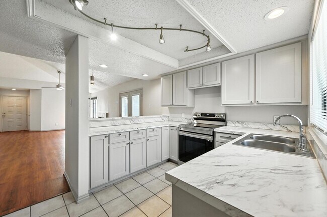 Building Photo - Charming 2/2 Duplex with Carport