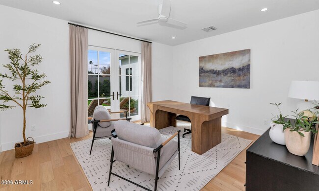 Building Photo - 6039 E Calle Camelia