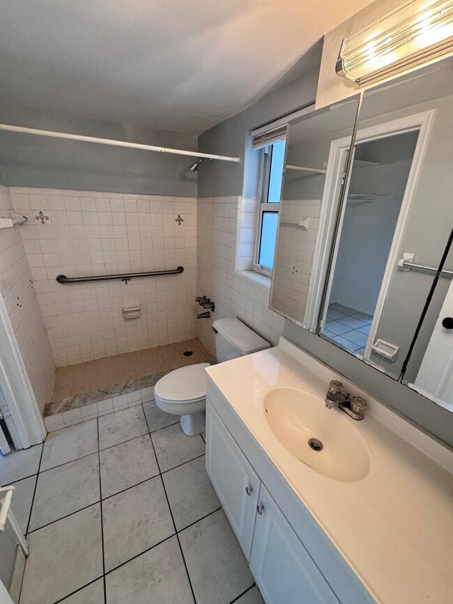 Building Photo - Spacious and modern 1-bedroom, 1-bathroom ...