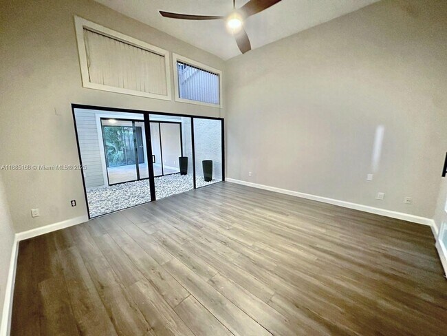 Building Photo - 2753 Parkview Dr S