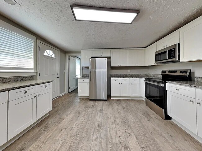 Building Photo - 548 Rustic Rd