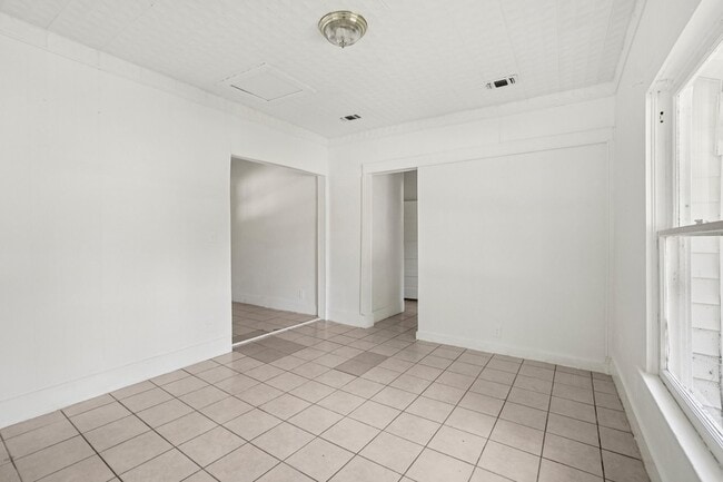 Building Photo - 302 S Wood St